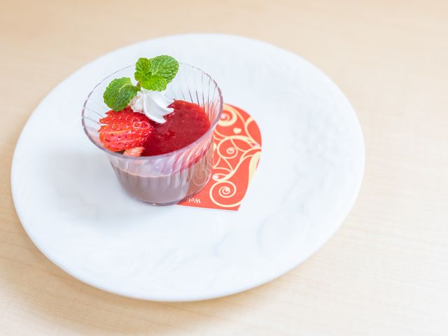 デザートの盛り付け 食事 彩り豊かなデザートが丁寧に盛り付けられており、目にも楽しい一時を提供しています。