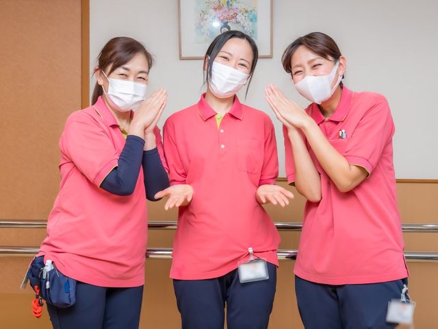 笑顔のスタッフ三人組 元気な笑顔で迎えてくれるスタッフたちです。あたたかい雰囲気の中で、心地よいお仕事が期待できます。