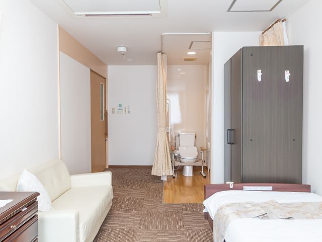 明るく清潔な居室 広々として明るい居室で、個々のニーズに合わせた快適な生活をサポートします。ゆったりとした空間で、安心してお過ごしいただける環境です。