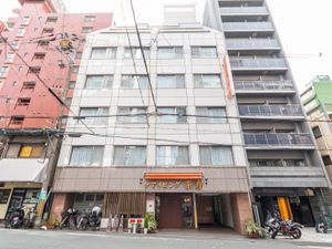 都会のビル立ち並ぶ道路