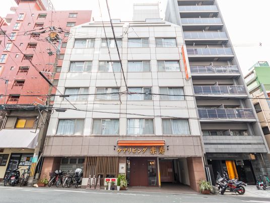 都会のビル立ち並ぶ道路