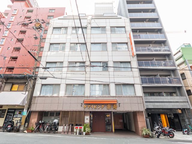 都会のビル立ち並ぶ道路 外観 都心に位置し、アクセスが便利な立地の建物です。周囲には他の商業施設も充実しており、日々の生活が快適です。
