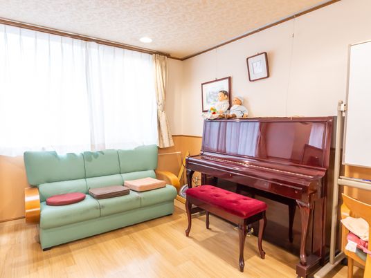 居室にあるピアノとソファ