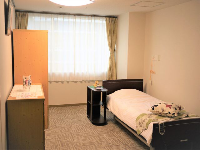 居心地の良い居室風景 居室 窓辺に明るい光が差し込む、清潔感のあふれる個室です。居住者一人ひとりのプライバシーが尊重された空間で、快適に過ごせる設計となっています。