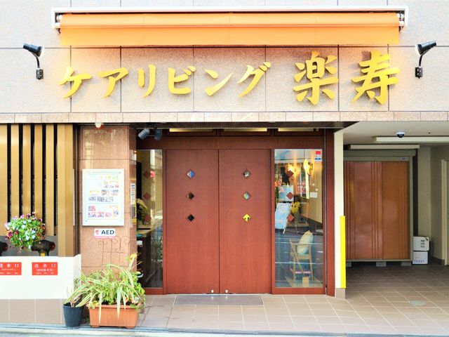 エントランス正面ビュー 外観 暖かみのある色合いの入口は、訪れる方々を穏やかに迎え入れます。清潔感のある環境で働きたい方には、心地よい職場となりそうです。