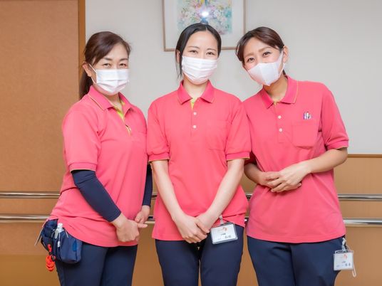笑顔のスタッフ３人立ち姿