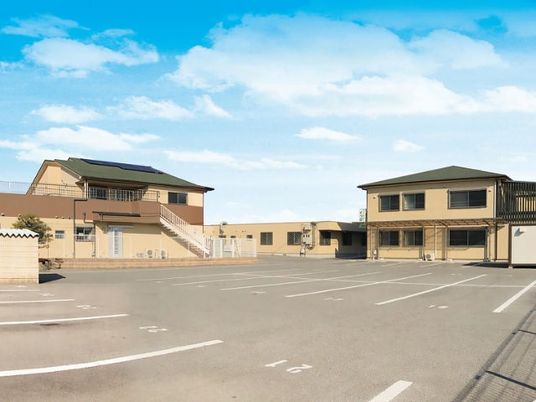 広い駐車場の外観  