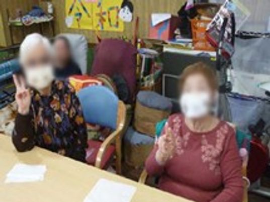 人々が談笑する室内
