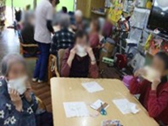 活気ある共用空間 ラウンジ くつろぎやすいラウンジでは、入居者の方々が集まり、自由に過ごされています。和気あいあいとした雰囲気の中で、楽しい時間をお過ごしいただけます。