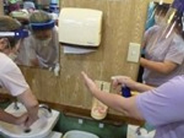 手洗いの様子 洗面台 洗面台 スタッフが丁寧に手洗いをする様子が見られます。感染予防に力を入れている施設です。