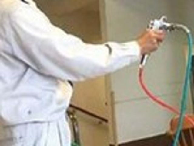 スタッフの活動イメージ スタッフイメージ スタッフが専門的な機器を使用している様子です。職場環境の一端として参考になります。