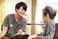 笑顔で会話するスタッフと利用者