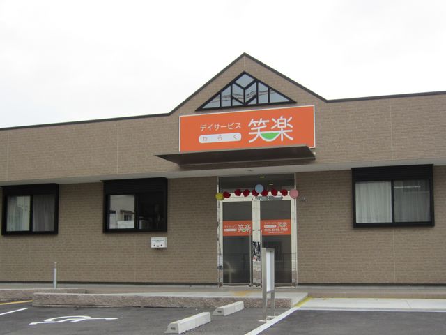 清潔感ある施設正面 きれいに整備された外観から、私たちの心地よい働き場を感じていただけるでしょう。明るい印象を与える施設が皆様をお迎えします。