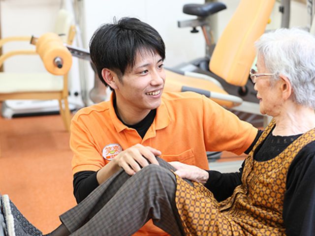 スタッフと利用者の会話 笑顔で会話を交わすスタッフが、温かい雰囲気を作り出しています。働くこころ豊かな環境で、信頼関係を育んでいます。