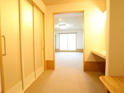 明るい廊下と居室の入り口