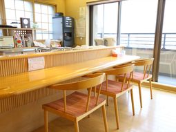 カウンター付きのキッチン