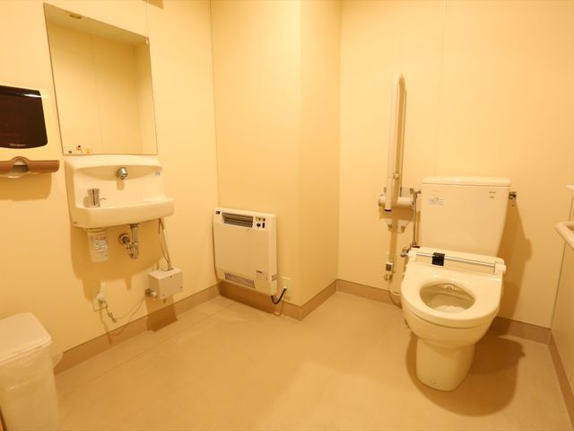 バリアフリー対応トイレ トイレ 手すりが付いており、広めに作られた清潔感のあるトイレ空間です。スタッフの方々の働きやすさも考えられています。