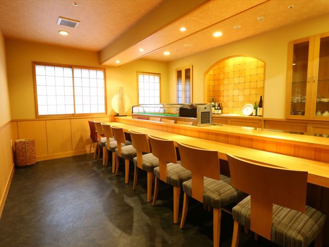 和風の明るい食堂 寿司処 暖かみのある照明と木のぬくもりが感じられる、落ち着いた食堂です。ゆったりとした時間を過ごせる空間が広がっています。