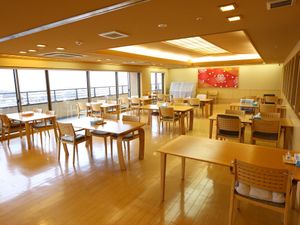 明るい広々とした食堂