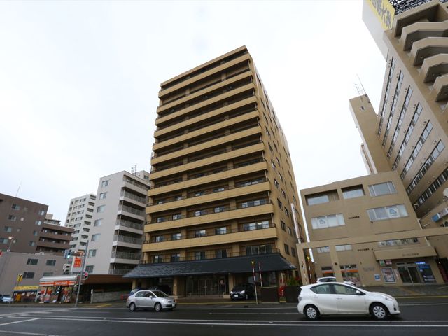 多階層のビル外観 外観 都市型の多階層建築です。周囲には商業施設もあり、利便性の高い立地を備えています。