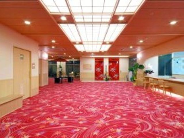 明るいロビー ロビー   天井の照明が印象的な広いロビーです。ゆったりした空間で、来訪者の対応や休憩に使いやすそうです。