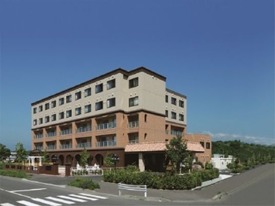 落ち着いた色調の建物外観