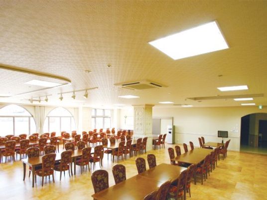 広い食堂の室内  