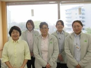 スタッフが並ぶ明るい室内  
