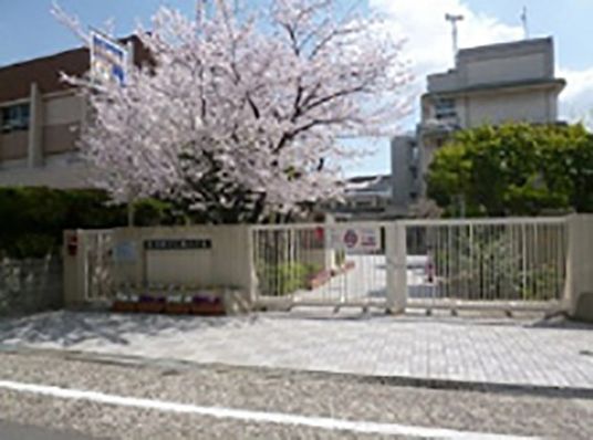 桜が映える施設外観  