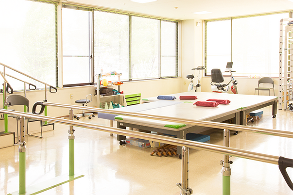 自然光が差し込む訓練室