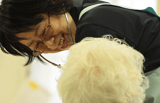 信頼感漂う笑顔の場面