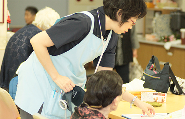 職員と利用者の会話場面