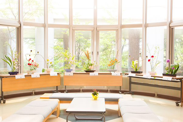 明るいラウンジ