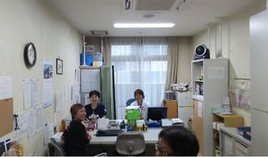 スタッフの様子と机のある部屋