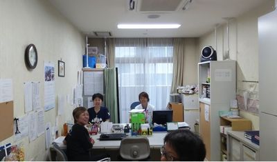 スタッフの様子と机のある部屋