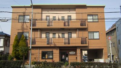 3階建ての建物外観  