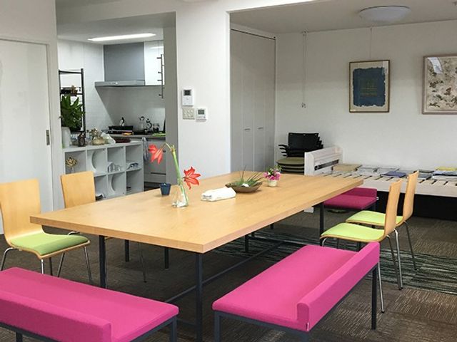 明るい共有食堂 食堂   自然光が入る明るい空間に、ゆったりしたテーブルと椅子が配置されています。職員の見守りや利用者同士の会話がしやすそうです。