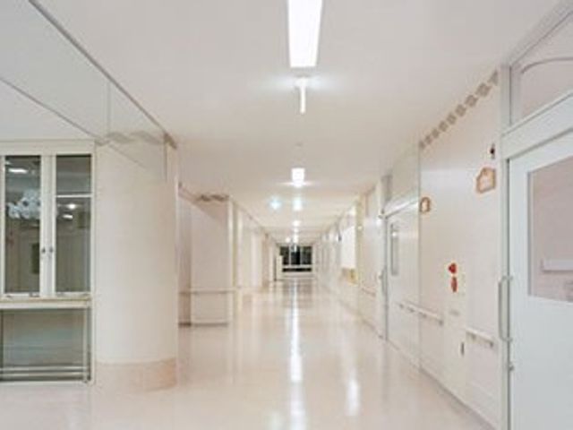 明るい廊下 廊下   白を基調にした明るい通路が、奥までまっすぐ続いています。手すりが設けられており、移動しやすさに配慮されたつくりです。