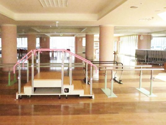 訓練用の段差台がある室内  