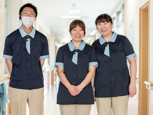 廊下に立つ職員たち  