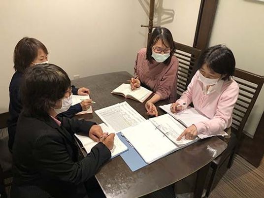 打ち合わせをする多目的室