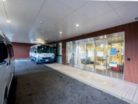 車寄せと自動ドアのエントランス  