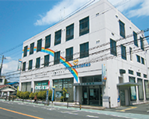 白い建物の外観