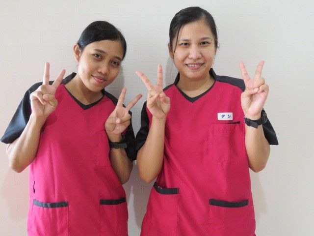 笑顔のスタッフ2人  