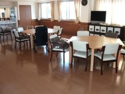 自然光が入る広々としたダイニングルーム