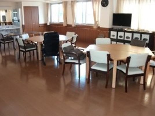 自然光が入る広々としたダイニングルーム