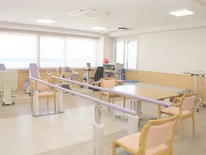 機能訓練用の明るい室内  