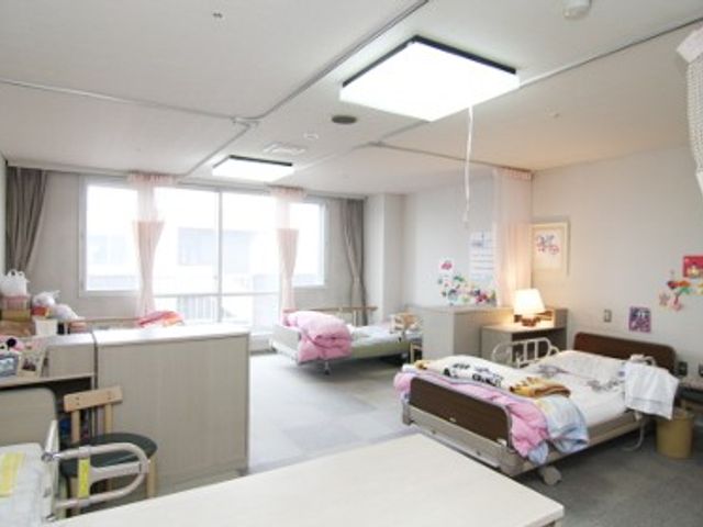 明るい居室 居室 広々とした明るい部屋で、自然光が心地よく入ります。personalizedな空間で安心して働けます。