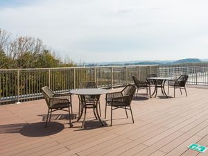 屋外テラスのテーブル席  