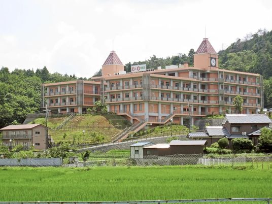 山あいに建つ施設外観  